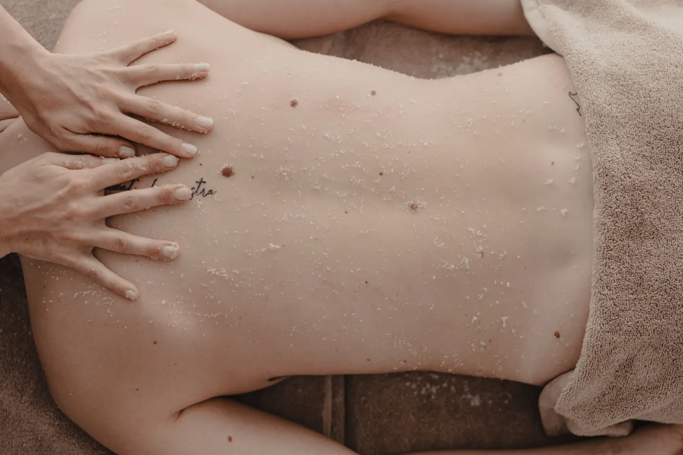 Esfoliazione corpo con sali sulla schiena