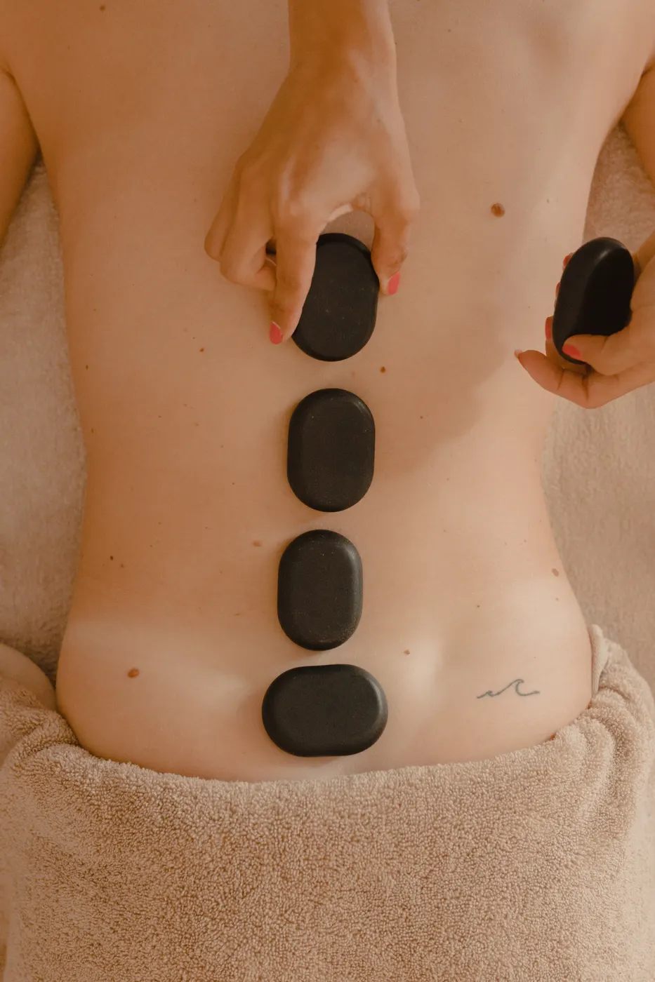 Le pietre laviche del massaggio hot stone