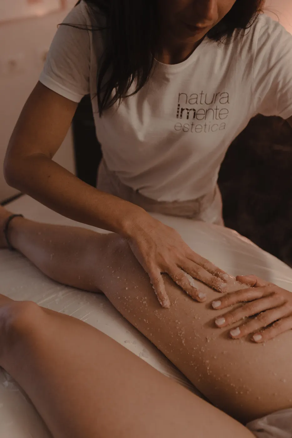 Trattamento ayurvedico Nala Abhyanga alle gambe
