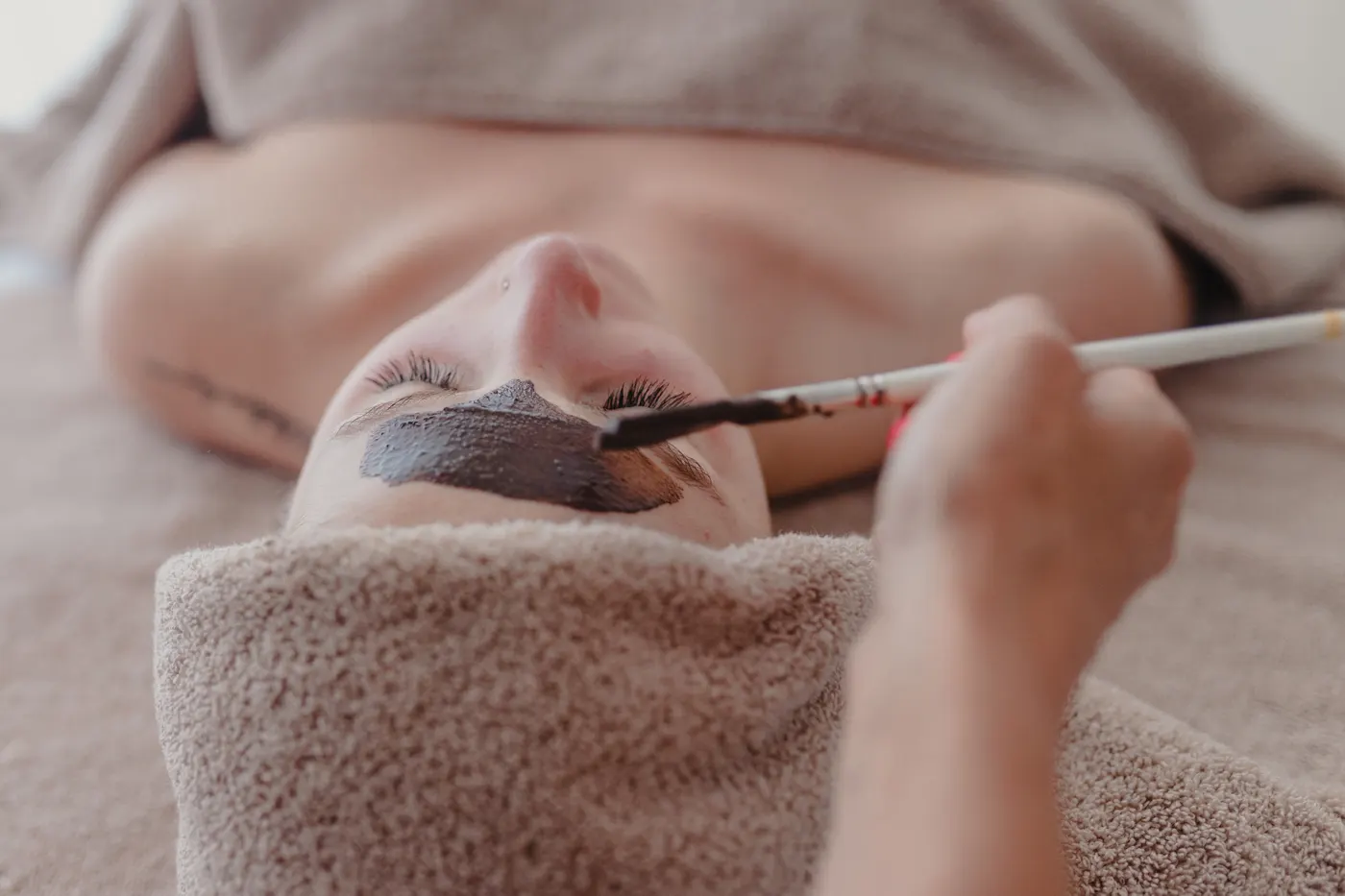 Applicazione del peeling viso Mesopeel
